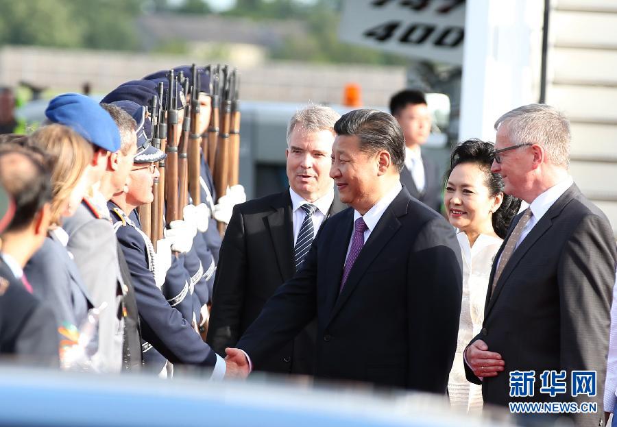 7月4日，国家主席习近平乘专机抵达柏林，开始对德意志联邦共和国进行国事访问。德国政府高级官员在舷梯旁迎接习近平和夫人彭丽媛。新华社记者 姚大伟 摄