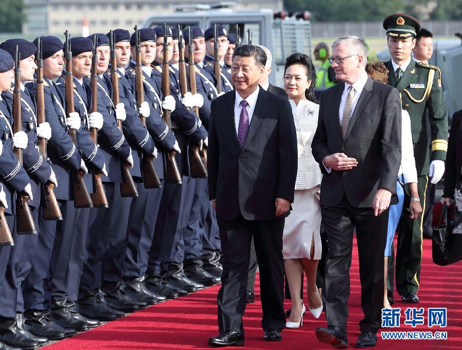 7月4日，国家主席习近平乘专机抵达柏林，开始对德意志联邦共和国进行国事访问。德国政府高级官员在舷梯旁迎接习近平和夫人彭丽媛。新华社记者 王晔 摄